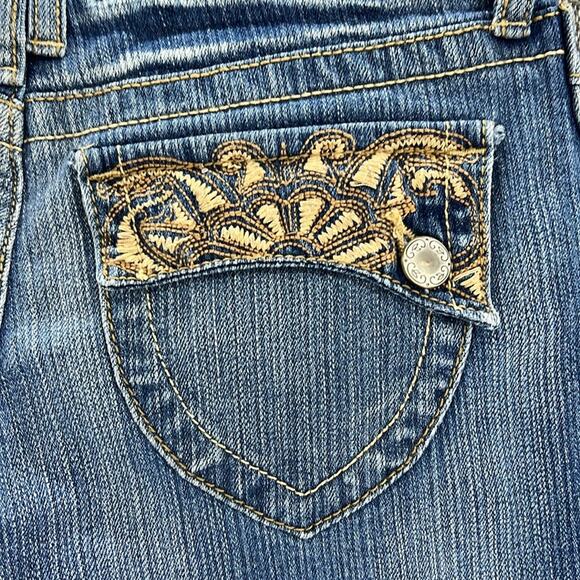 Vintage NOBO Low Rise Medium Wash Fringe Capris Embroidered Flap Pocket Junior 5 - Picture 9 of 10